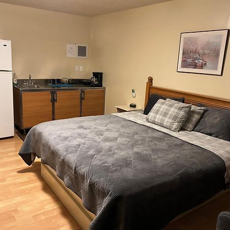 Kings Court Motel Cold Lake エクステリア 写真