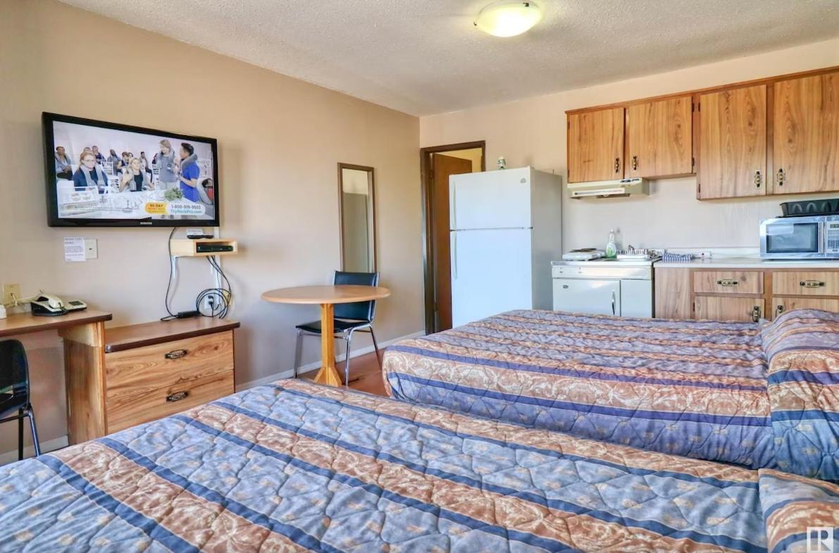 Kings Court Motel Cold Lake エクステリア 写真